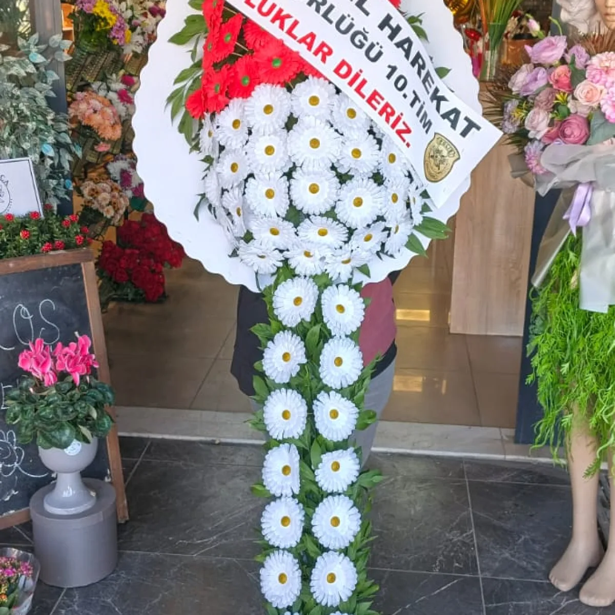 Kırmızı Beyaz Şelale Model Gerbera Çelengi